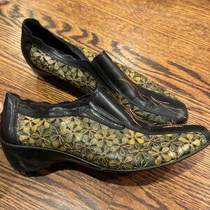 Pikolinos black/green floral leather orange stitching slip on shoes. Size 41.
